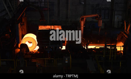 Glühende Walze Metall in einem Stahlwerk - Industrie Fabrik für die Produktion von Blechen Stockfoto