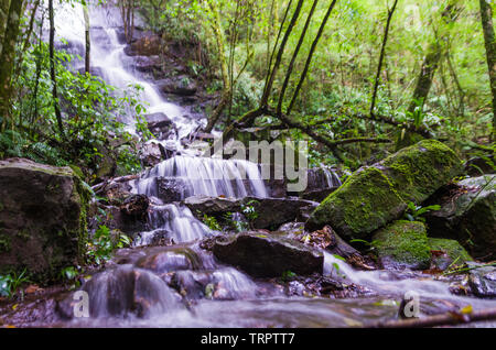 Wunderschöne Cascade in langen Belichtung fotografiert. Stockfoto