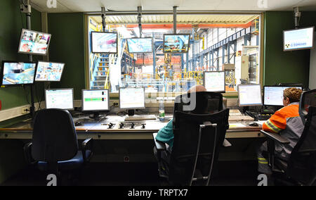 Control Center in einem Stahlwerk - Produktion und Technologie in einer industriellen Anlage Stockfoto