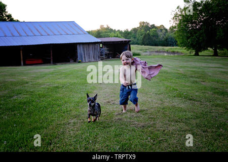 Junge mit Hund auf dem Bauernhof Stockfoto