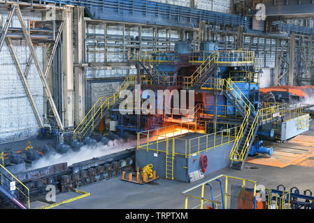 Maschine mit Förderband mit glänzendem Metall Frame in der Produktionslinie eines Stahlwerks Stockfoto