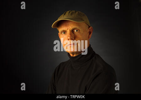 Ein studio Portrait ein Mann mit einem Baseball Cap Stockfoto