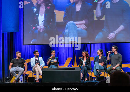 Bonn, Deutschland - 8. Juni 2019: Wes Chatham, Cas Anvar, Dominique Kipper, Shohreh Aghdashloo, Frankie Adams und Steven Strait auf der FedCon 28. Stockfoto