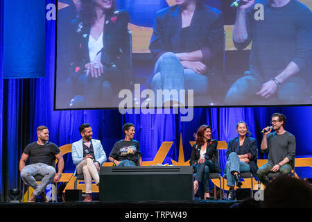 Bonn, Deutschland - 8. Juni 2019: Wes Chatham, Cas Anvar, Dominique Kipper, Shohreh Aghdashloo, Frankie Adams und Steven Strait auf der FedCon 28. Stockfoto