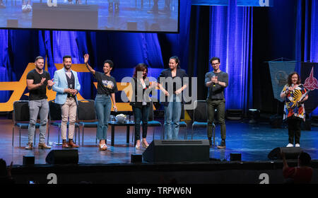 Bonn, Deutschland - 8. Juni 2019: Wes Chatham, Cas Anvar, Dominique Kipper, Shohreh Aghdashloo, Frankie Adams und Steven Strait auf der FedCon 28. Stockfoto