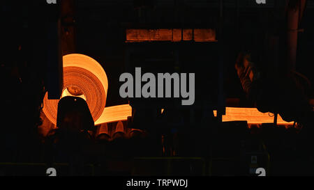 Glühende Walze Metall in einem Stahlwerk - Industrie Fabrik für die Produktion von Blechen Stockfoto
