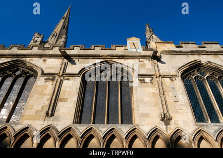 Die Südwand der Kirche aller Heiligen, Allerheiligen, Stamford, Lincolnshire, Großbritannien. Eine kleine Sonnenuhr, im Jahr 2012 in Betrieb genommen, auf der Brüstung. Stockfoto