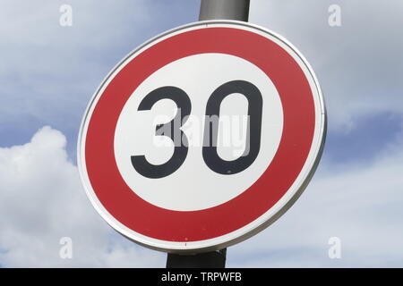 Schild ​​ Höchstgeschwindigkeit 30 km/h, blauer Himmel mit Wolken Stockfoto