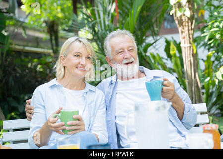 Glückliche Momente. Freudige schön Rentenalter paar Kaffee und Lachen, während ihre Zeit zusammen genießen - Bild Stockfoto