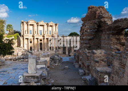 Fassade der Bibliothek des Celsus, am frühen Morgen Licht. Marmor gepflasterte Strasse von Curetes von Frame links ist. Ephesus, Türkei Stockfoto