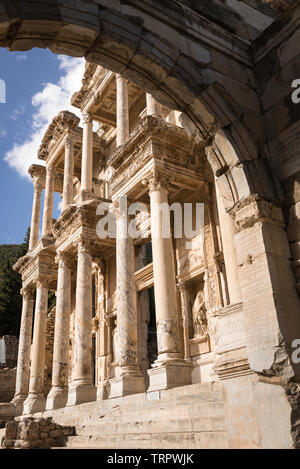 Niedrigen Winkel, Seitenansicht der Fassade der Bibliothek des Celsus, Ephesus, Türkei, am frühen Morgen die Sonne. Stockfoto