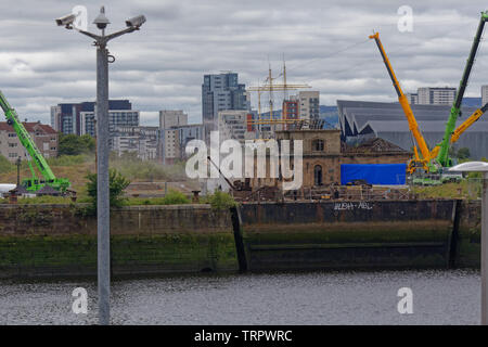 Glasgow, Schottland, Großbritannien, 11. Juni, 2019. Rauch auf dem Wasser, wie Steven Spielberg den ersten Weltkrieg Film "1917" begann Dreharbeiten in der Govan graving Docks am Ufer des Flusses Clyde in der Stadt heute mit Pyrotechnik geprüft werden. Credit: Gerard Fähre / alamy Leben Nachrichten Stockfoto