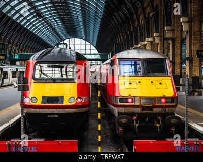 Virgin Trains East Coast Line. Zwei VirginTrains an der Kings Cross Station London UK Stockfoto