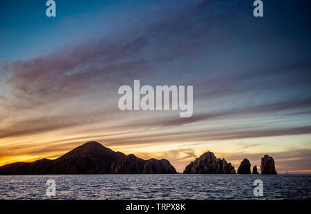 Schönen Sonnenuntergang der Marine mit Bergen silhouets. Das Meer vor der Küste von Cabo San Lucas. Golf von Kalifornien (auch bekannt als die See von Cortez, Meer o Stockfoto