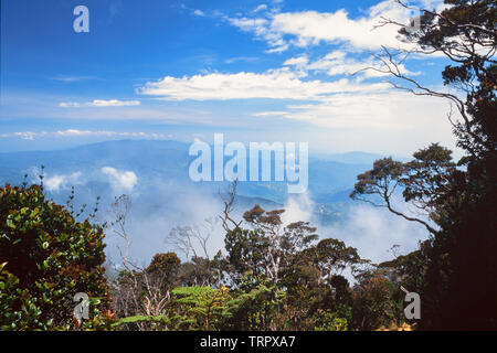 Mount Kinabalu Nationalpark, Sabah, Malaysia. Summit Trail, Ansicht von c. 3200 m Stockfoto