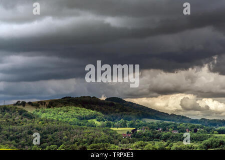 South Downs, Großbritannien. 11 Juni, 2019. Wechselhaften Witterungsbedingungen auf der South Downs in der Nähe von Lewes heute Credit: Andrew Hasson/Alamy leben Nachrichten Stockfoto