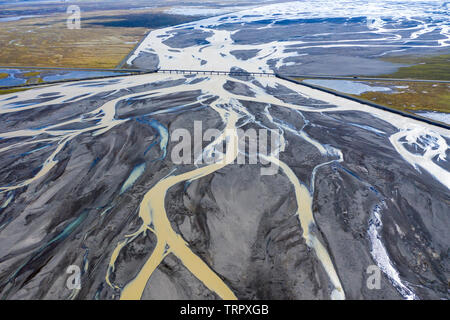 Antenne drone Ansicht eines riesigen Flussbett und Delta, Glacial River system Einlagen Beförderung vom Vatnajökull Gletscher zeigt einzigartige Muster, Süd Stockfoto