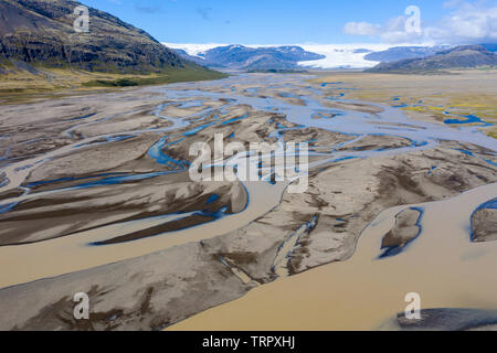 Antenne drone Ansicht eines riesigen Flussbett und Delta, Glacial River system Einlagen Beförderung vom Vatnajökull Gletscher zeigt einzigartige Muster, Süd Stockfoto