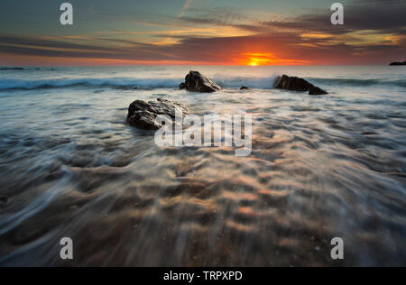 Sonnenuntergang am Widemouth Bay in Cornwall, England, Grossbritannien. Stockfoto