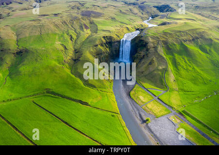 Antenne drone Ansicht der Skogafoss Wasserfall in Island, einem der berühmtesten des Landes touristische Attraktion und Sehenswürdigkeit
