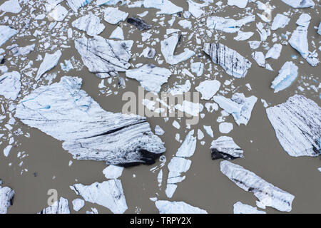 Luftaufnahme von schwimmende Eisberge als Folge der globalen Erwärmung in der Fjallsarlon Glacier Lake in Island drone Stockfoto
