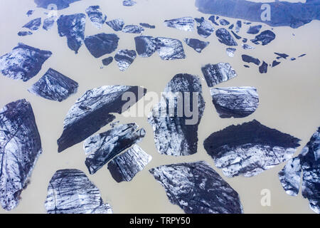Luftaufnahme von schwimmenden Eisberge vom Gletscher schmelzen in den See Wasser als Folge der globalen Erwärmung, die von einer Drohne oben gesehen. Svinafellsjokull See, Stockfoto