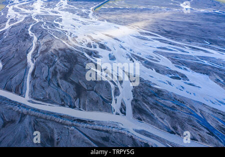 Antenne drone Ansicht eines riesigen Flussbett und Delta, Glacial River system Einlagen Beförderung vom Vulkan Eyjafjallajokull Gletscher zeigt einzigartige Pa Stockfoto