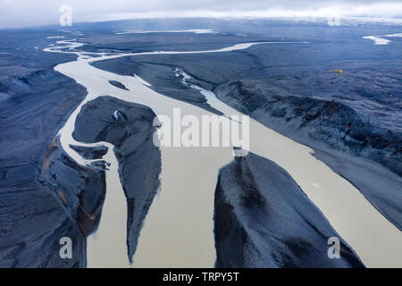 Antenne drone Ansicht eines riesigen Flussbett und Delta, Glacial River system Einlagen Beförderung vom Vulkan Eyjafjallajokull Gletscher zeigt einzigartige Pa Stockfoto