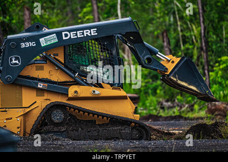 Panama City, Florida, USA. 06.08.2019. John Deere 331 G Clearing und Nivellierung land post Hurrikan Michael Stockfoto