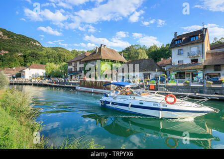 Frankreich, Savoyen, Chanaz, das Dorf und die Boote auf dem Kanal Savieres // Frankreich, Haute-savoie (73), Chanaz, Dorf et Bateaux sur le canal de Savières Stockfoto