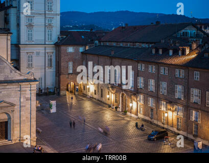 Turin, Italien - Juni 8, 2019: St. John's Square mit der Fassade des Palazzo Chiablese, nachts. Stockfoto