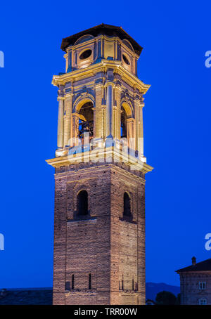 Turin, Italien - Juni 8, 2019: Glockenturm von St. John's Kathedrale (15.-18. Jahrhundert), in der Nacht. Stockfoto