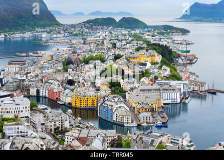 Blick über die Stadt und den Hafen aus der Sicht Kniven, Ålesund, Aksla, Møre & Romsdal, Sunnmøre, Norwegen Stockfoto