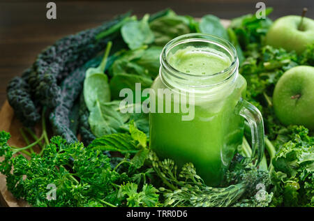 Gesund und lecker Bio grüner Saft im Glas von grünem Gemüse und Obst umgeben Stockfoto