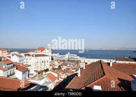 MS Europa Kreuzfahrt Schiff am Cruise Terminal vom Largo das Portas do Sol, Lissabon, Portugal, Juni 2019 Stockfoto