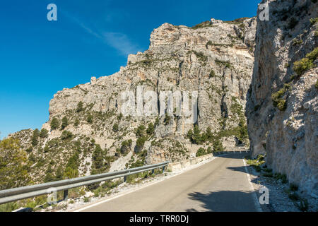 Wicklung der Weg den Berg hinauf Seite, weg vom atemberaubenden Ziege (A-4050) mit hoch aufragenden Kalkfelsen, Sierra Nevada, Spanien Stockfoto