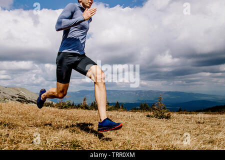 Dynamische laufender Mann runner auf Mountain Trail track Stockfoto