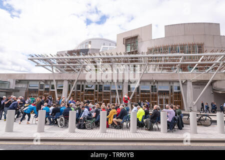 Dienstag 11. Juni 2019. Edinburgh, Schottland. Die Teilnehmer beteiligen sich an der Unterstützung der sicherere Straßen Bill Demonstration an das schottische Parlament. Sie sind Kampagnen MSP Mark Ruskell's Private Mitglied Rechnung zu 20 mph die voreingestellte Geschwindigkeit für bebaute Gebiete in Schottland (© Fotograf - Andy Catlin www.andycatlin.com) machen zu unterstützen. Stockfoto