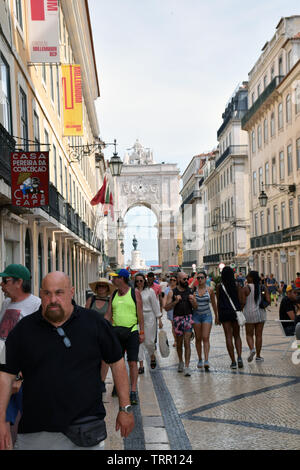 Blick auf die Rua Augusta in Richtung Arco da Rua Augusta, Praca do Comercio, Lissabon, Portugal, Juni 2019 Stockfoto