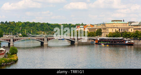 Manes Brücke, Manesuv Most, über Moldau, Prag, Tschechische Republik Stockfoto