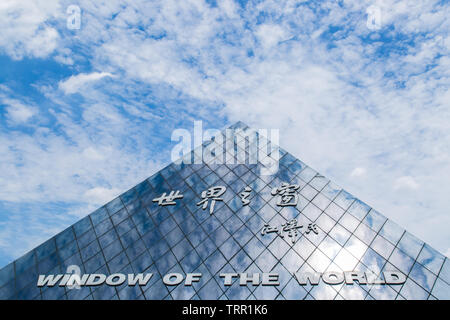 CHINA HUNAN Changsha City - 8 Juli 2017: Fenster der Welt Theme Park Gate, dem Chinesischen bedeutet Fenster der Welt und den Schriftsteller name
