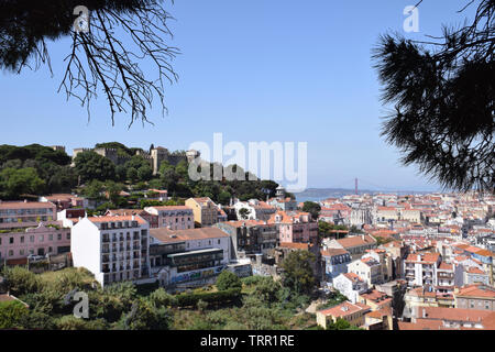 Blick auf das Schloss vom Miradouro Da Graca, Lissabon, Portugal, Juni 2019 Stockfoto