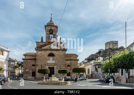 Traditionelle spanische Dorf Velez de Benaudalla und die Kirche Iglesia Nuestra Señora del Rosario, Provinz Granada, Spanien, alpujarras Stockfoto