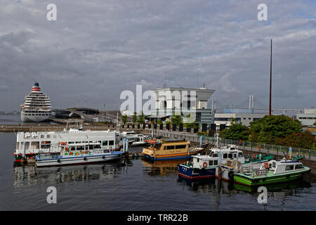 YOKOHAMA, Japan, 20. Mai 2019: auf den Hafen von Yokohama. Yokohama hat zehn große Piers und dient 38000 Schiffe pro Jahr. Stockfoto