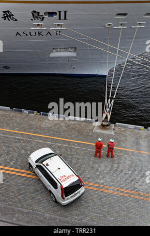 YOKOHAMA, Japan, 20. Mai 2019: Am Anfang ein Ozeanriese in den Hafen von Yokohama. Yokohama Port dient 38000 Schiffe pro Jahr. Stockfoto