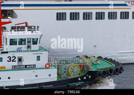 YOKOHAMA, Japan, 20. Mai 2019: schleppern in den Hafen von Yokohama. Yokohama hat zehn große Piers und dient 38000 Schiffe pro Jahr. Stockfoto