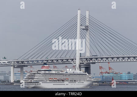 YOKOHAMA, Japan, 20. Mai 2019: Brücke über den Hafen von Yokohama. Yokohama hat zehn große Piers und dient 38000 Schiffe pro Jahr. Stockfoto