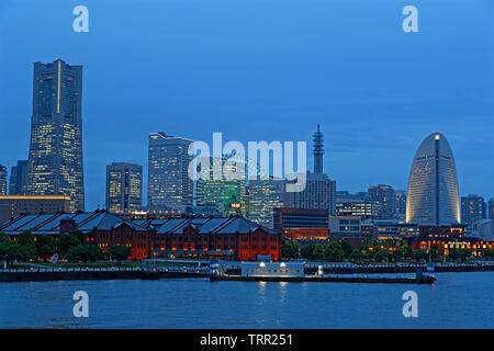 YOKOHAMA, Japan, 20. Mai 2019: Der Blick auf die Skyline von Yokohama Hafen an der Blauen Stunde. Yokohama Port dient 38000 Schiffe pro Jahr. Stockfoto