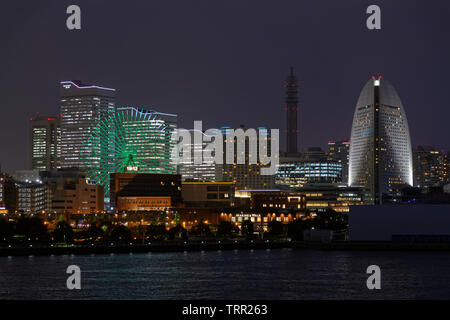 YOKOHAMA, Japan, 20. Mai 2019: Der Blick auf die Skyline von Yokohama Hafens bei Nacht. Yokohama Port dient 38000 Schiffe pro Jahr. Stockfoto