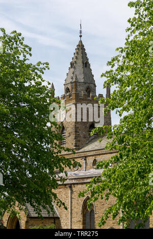 Die Kirche des Heiligen Kreuzes in der Nähe von Milton Malsor, Northamptonshire, Großbritannien; die ältesten Teile stammen aus dem 13. Jahrhundert. Stockfoto